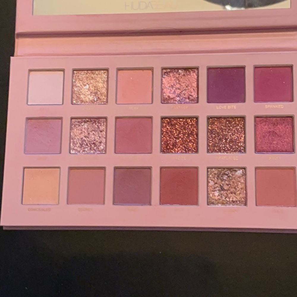 HUDA BEAUTY NEW NUDE EYESHADOW PALETTE